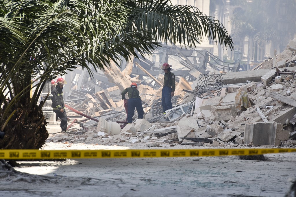 Equipes de resgate trabalham após uma explosão no Hotel Saratoga, em Havana, em 6 de maio de 2022. Uma forte explosão destruiu na sexta-feira parte de um hotel em reparo no centro de Havana, testemunhou a AFP, sem vítimas imediatamente relatadas