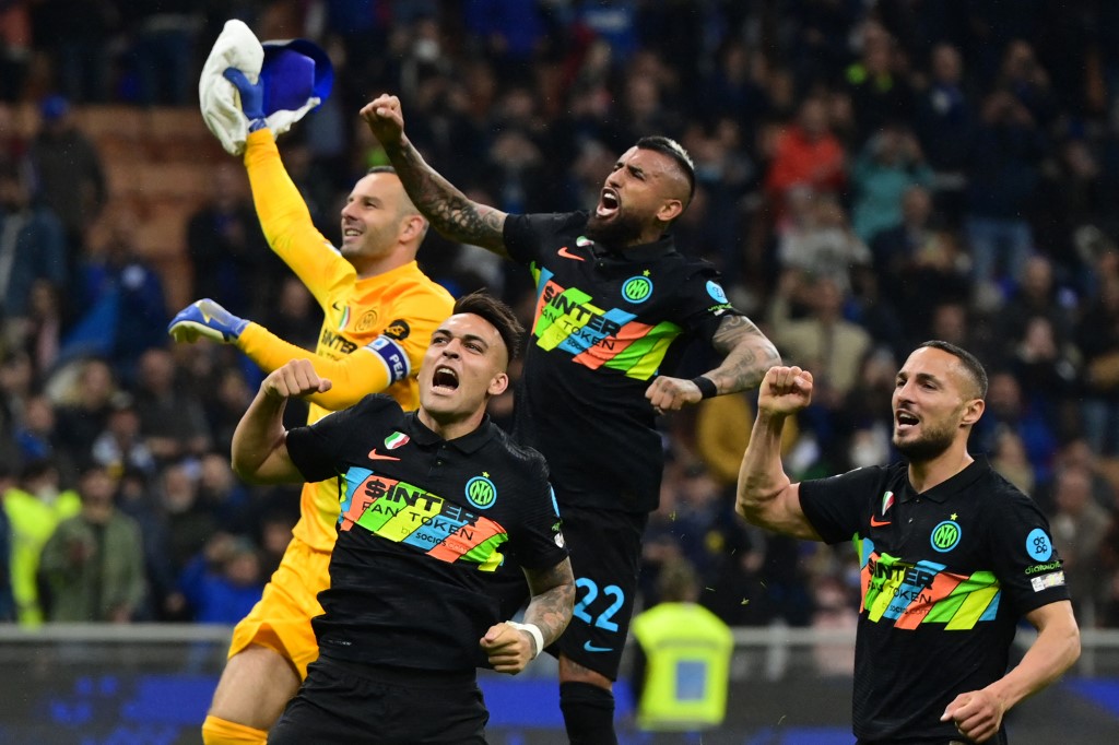 Jogadores da Inter celebram vitória de virada com a torcida