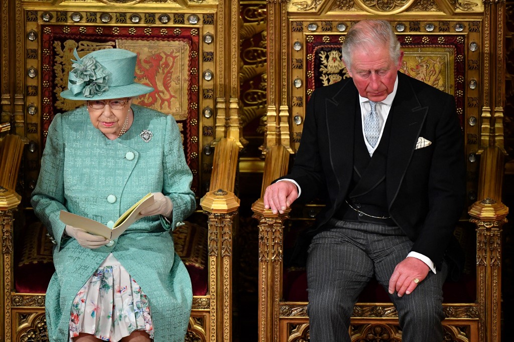 A rainha Elizabeth II será substituída por seu filho, o príncipe Charles, no tradicional "discurso do trono", previsto para esta terça-feira (10)