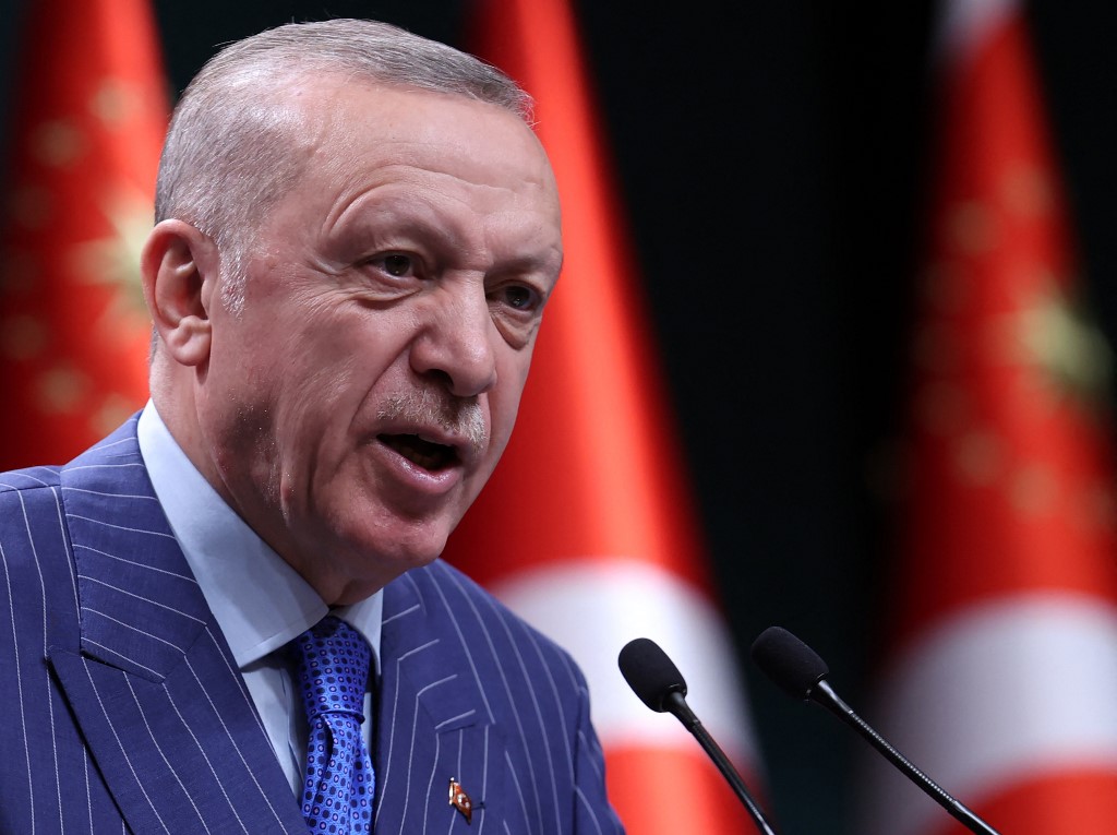 O presidente turco Recep Tayyip Erdogan fala durante uma entrevista coletiva após uma reunião de gabinete no Complexo Presidencial em Ancara em 9 de maio de 2022