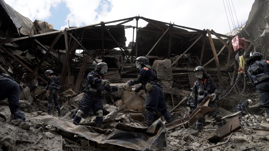 Destroços no teatro de drama de Mariupol parcialmente destruído