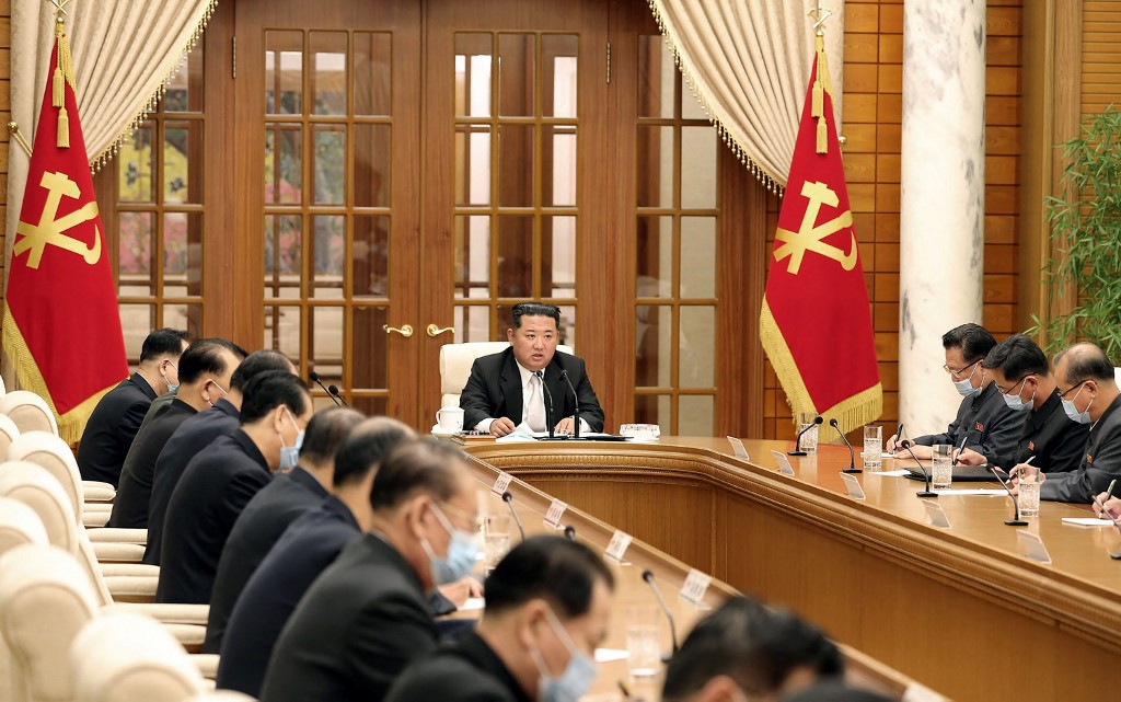 Líder norte-coreano Kim Jong Un (C) em reunião, em Pyongyang