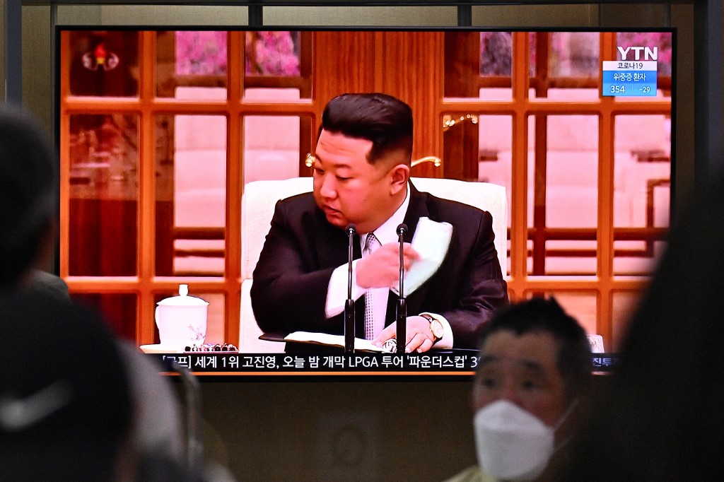 Líder da Coreia do Norte, Kim Jong Un, ordena bloqueios em todo o país após confirmação de casos de Covid-19 