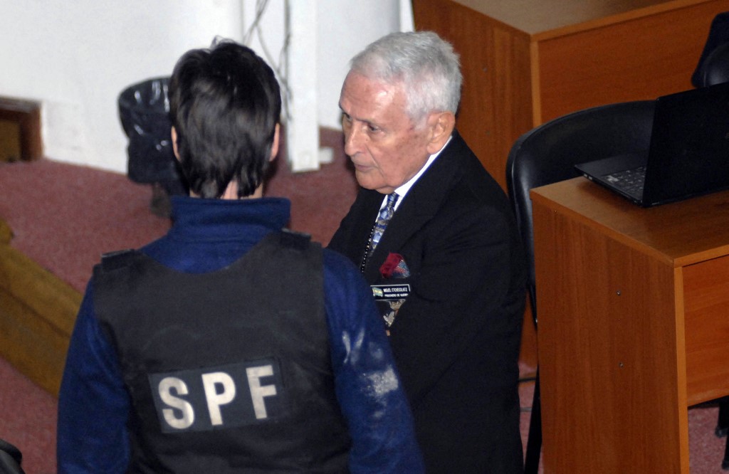 Miguel Etchecolatz durante seu julgamento por crimes contra a humanidade, em junho de 2014