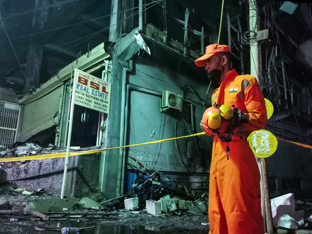 Incêndio em um edifício da capital indiana deixou 27 mortos e dezenas de feridos