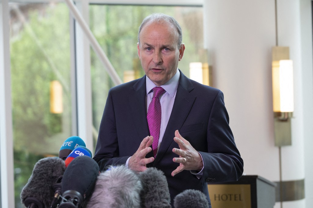 Primeiro-ministro da Irlanda, Micheal Martin, fala com membros da mídia após uma série de reuniões com os principais partidos Stormont para discutir o Protocolo da Irlanda do Norte e a crise da assembleia