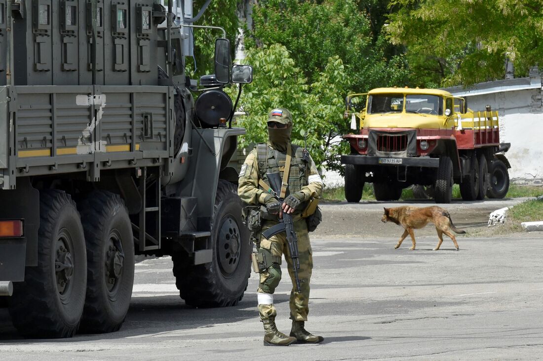 Soldado russo faz a patrulha de território ucraniano 