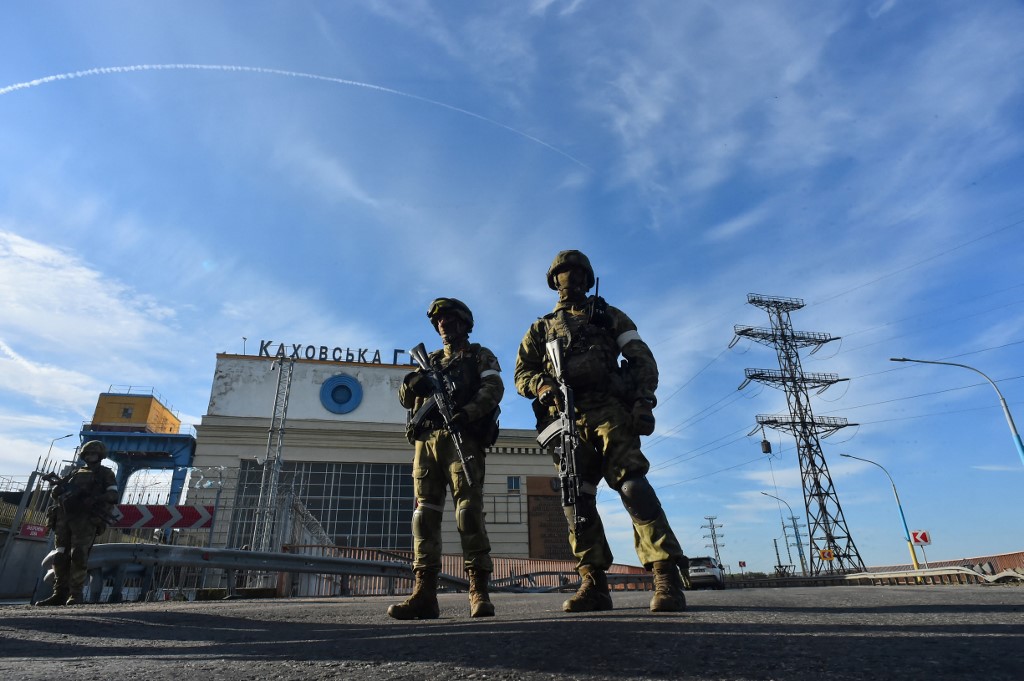 Militares russos patrulhando a Usina Hidrelétrica de Kakhovka, Kherson Oblast, em meio à ação militar russa em andamento na Ucrânia