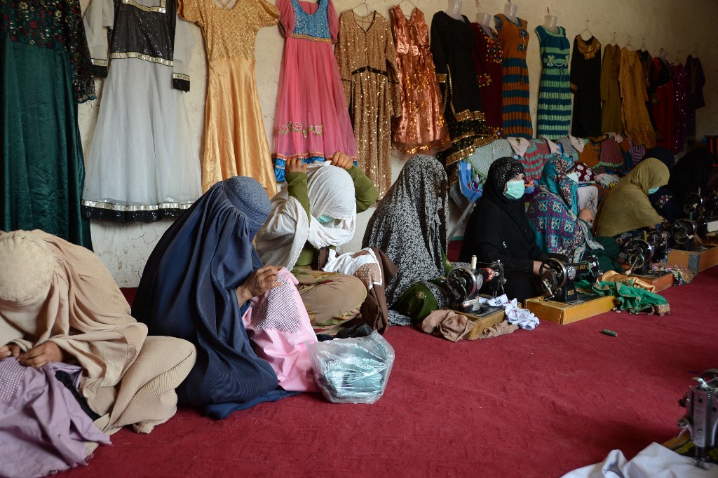 Roupas femininas na oficina de uma empresa dirigida por mulheres em Kandahar em 21 de maio de 2022