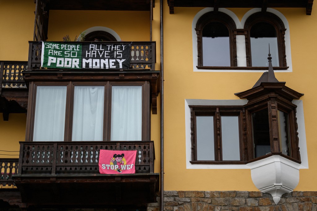 Cartazes protestam contra os ricos perto de Davos