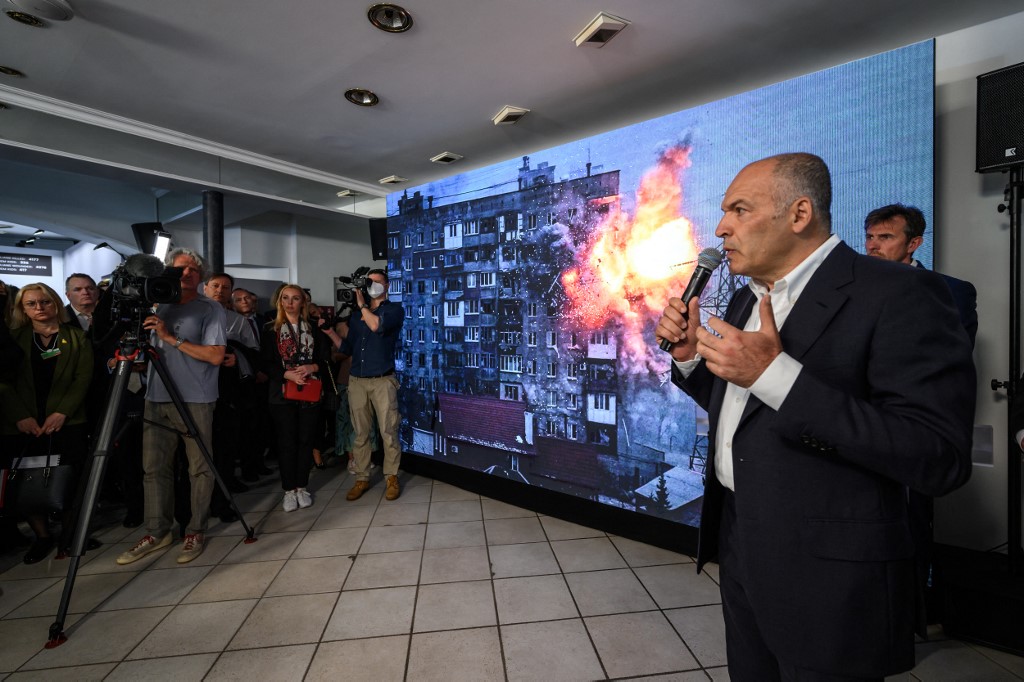 Exposição fotográfica que documenta supostos crimes de guerra cometidos por tropas russas na Ucrânia, organizada pela Fundação Victor Pinchuk, durante o Fórum Econômico Mundial (WEF) reunião anual em Davos em 23 de maio de 2022