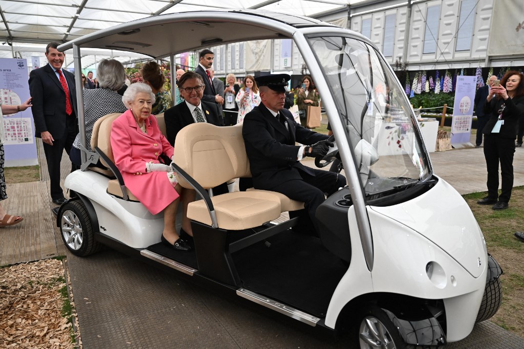  Rainha Elizabeth II em visita à exposição de flores de Chelsea, nesta segunda-feira (23)