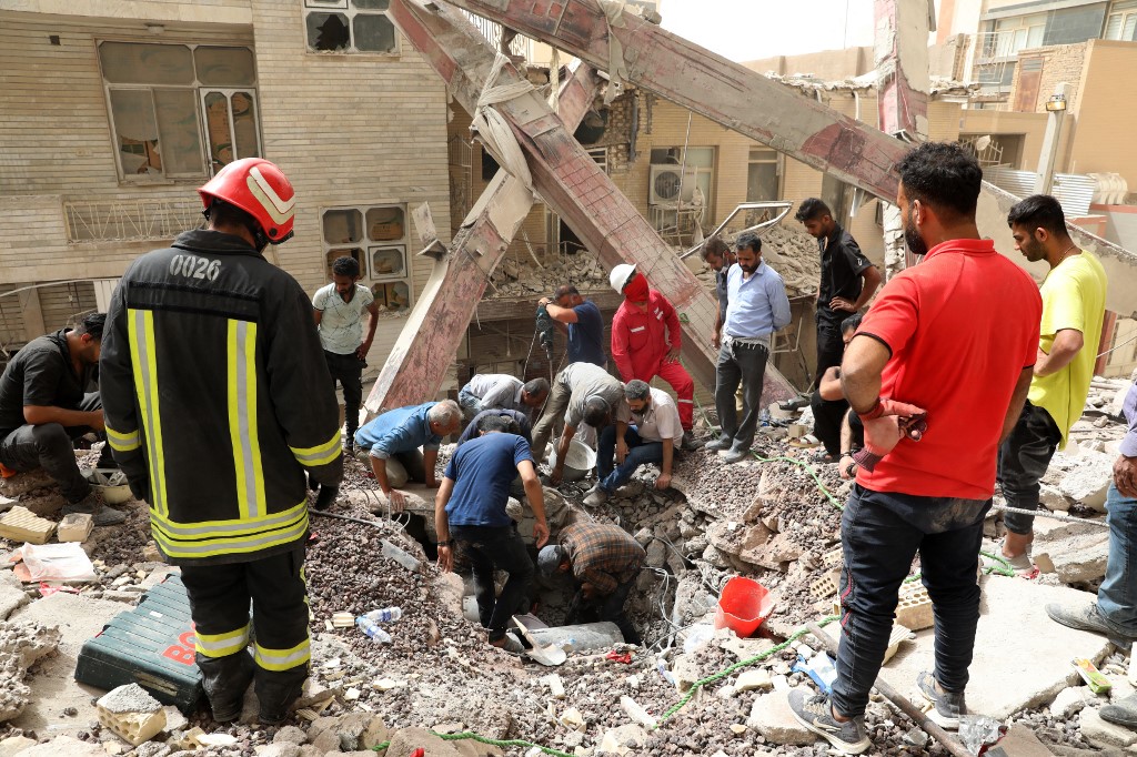 O edifício Metropol, de 10 andares, colapsou parcialmente na segunda-feira (23) em Abadan