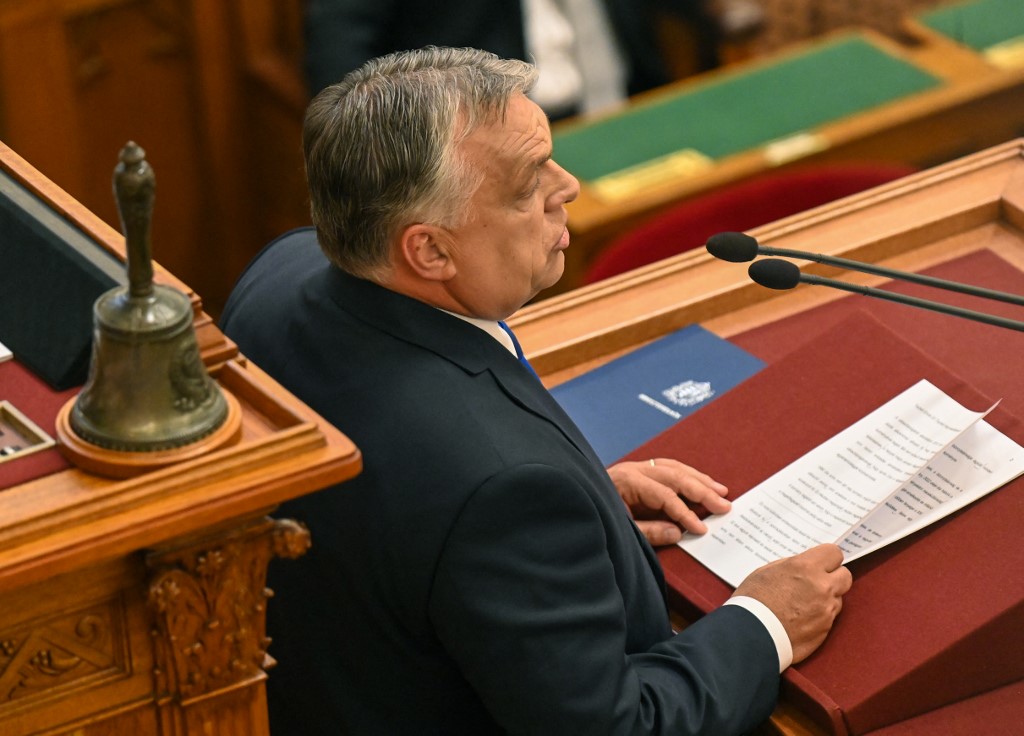 O primeiro-ministro húngaro Viktor Orban apresenta os membros do novo governo húngaro antes de uma cerimônia de juramento no prédio do Parlamento húngaro em Budapeste em 24 de maio de 2022