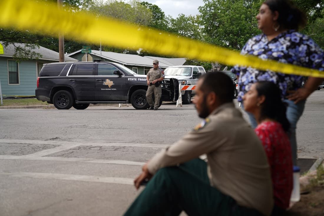 Um adolescente de 18 anos matou 19 crianças e dois professores na Escola Fundamental Robb na cidade de Uvalde, Texas