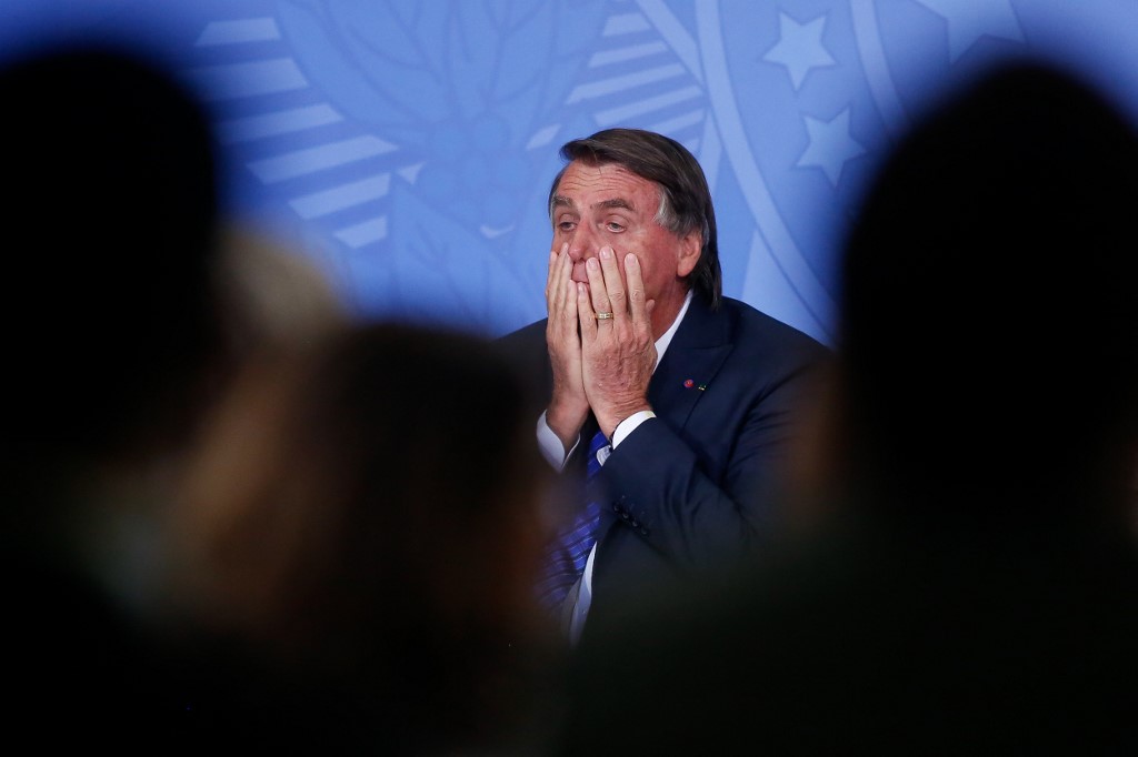 O presidente do Brasil, Jair Bolsonaro, gesticula durante cerimônia para anunciar novas medidas para o programa de crédito Brasil Empreendedor no Palácio do Planalto, em Brasília, em 25 de maio de 2022