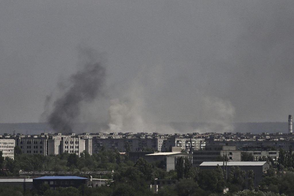 Fumaça e sujeira sobem da cidade de Severodonetsk, durante o bombardeio na região leste ucraniana de Donbas