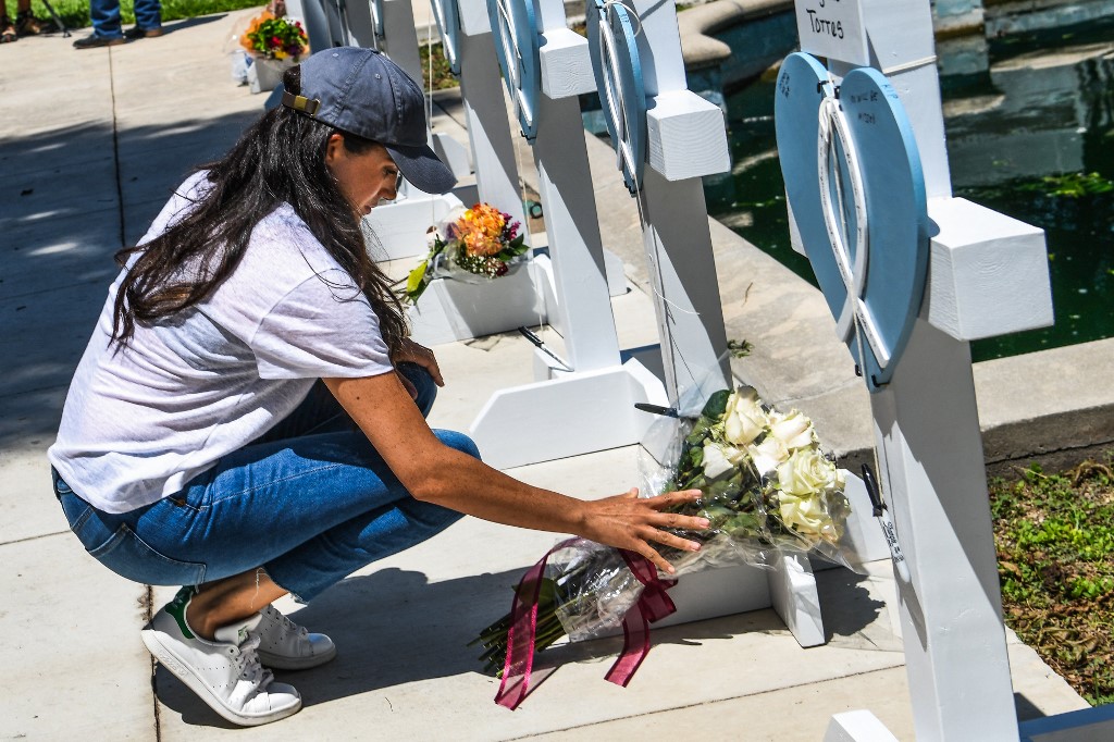 Meghan Markle visita, nesta quinta-feira (26), monumento improvisado em tributo à memória dos falecidos, em frente ao fórum de Uvalde