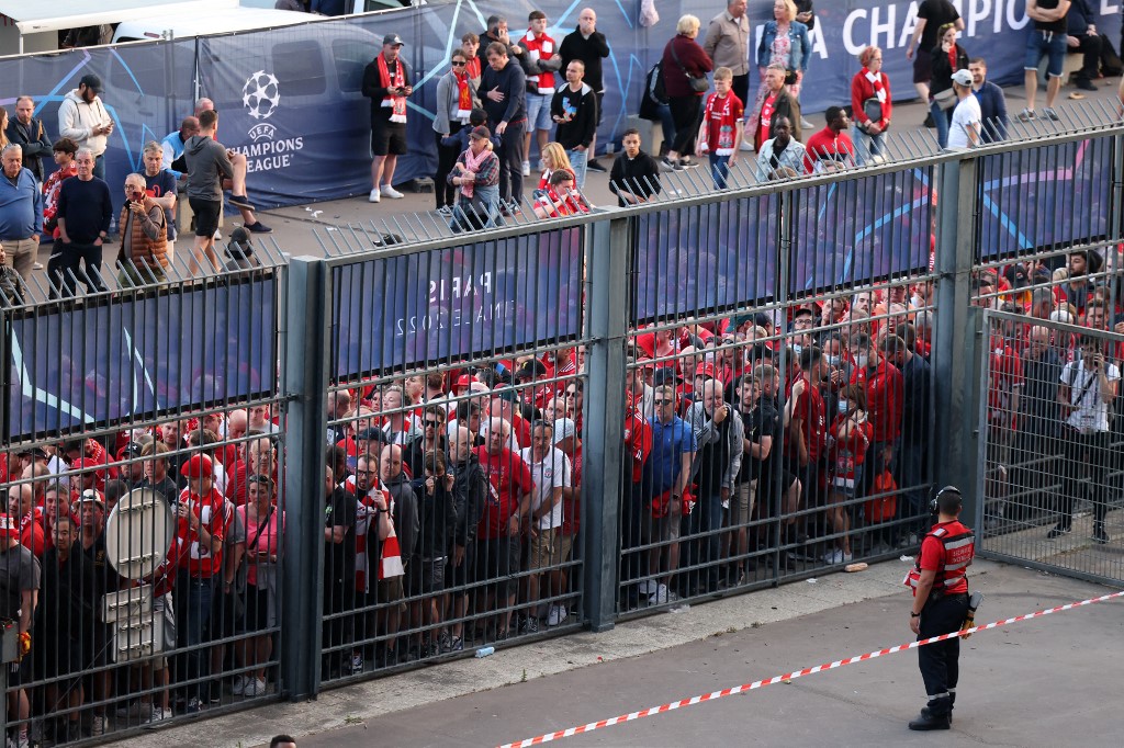 Torcedores do Liverpool se aglomeraram nos arredores do Stade de France no último sábado (28), durante a final da Champions League