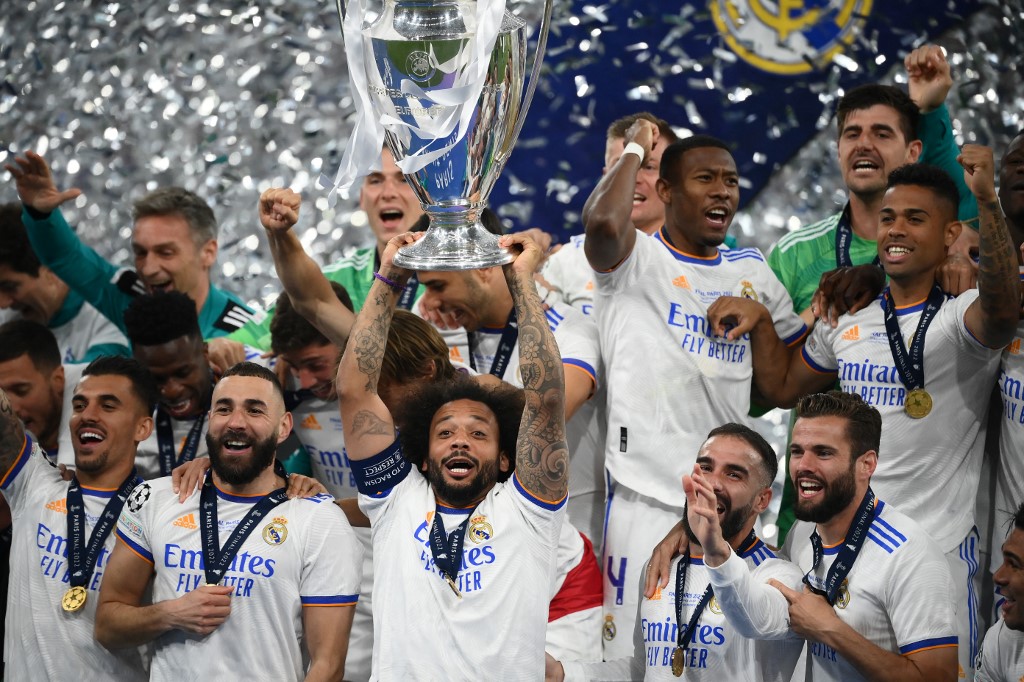 Brasileiro Marcelo levanta a taça da Champions League em conquista do Real Madrid