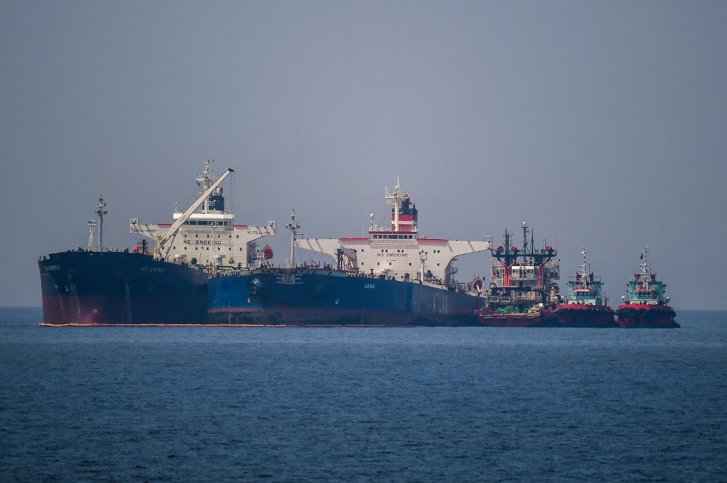 Petroleiros gregos bloqueados em águas do golfo Pérsico