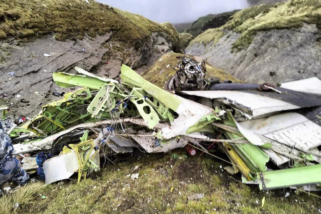 Equipes de emergência encontram 16 corpos em área de queda de avião no Nepal