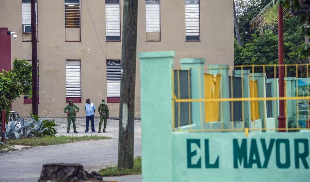 Policiais guardam a entrada do tribunal, onde estão sendo realizados os julgamentos de Luis Manuel Otero Alcântara e Maykel Castillo (Osorbo)