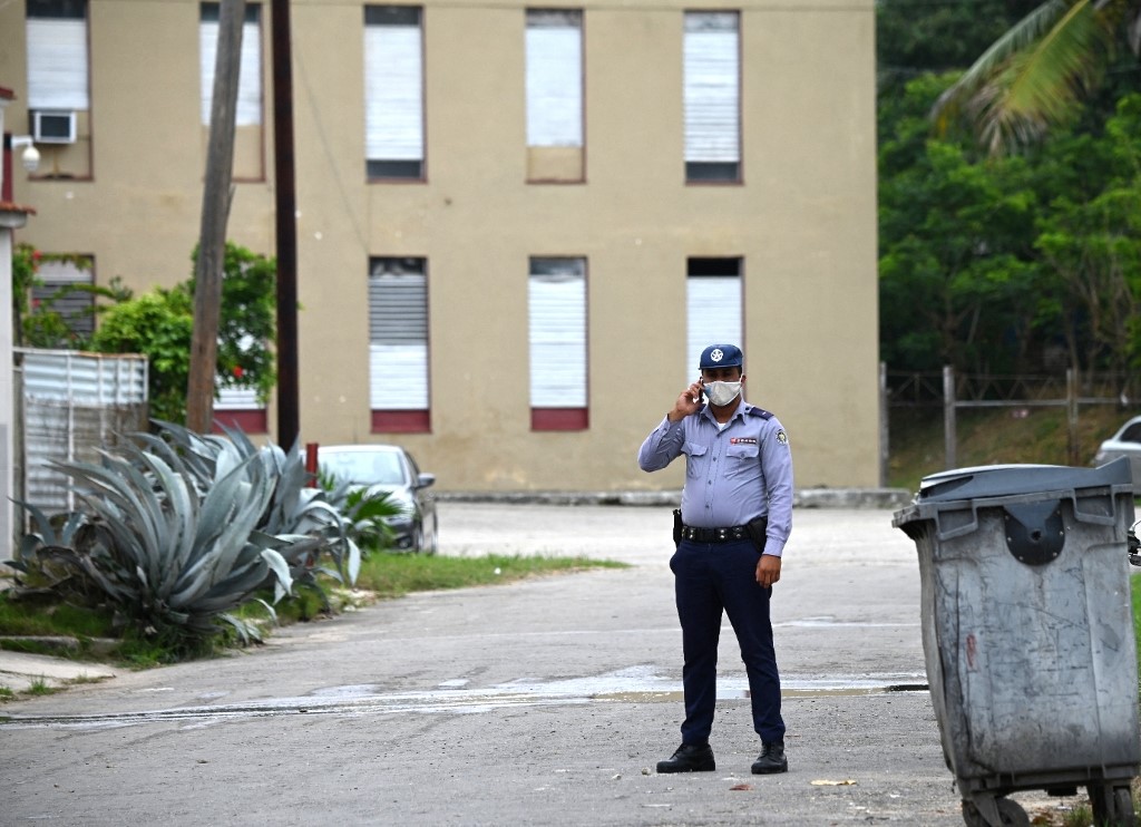 Policial guarda a entrada do Tribunal Municipal de Marianao, em Havana