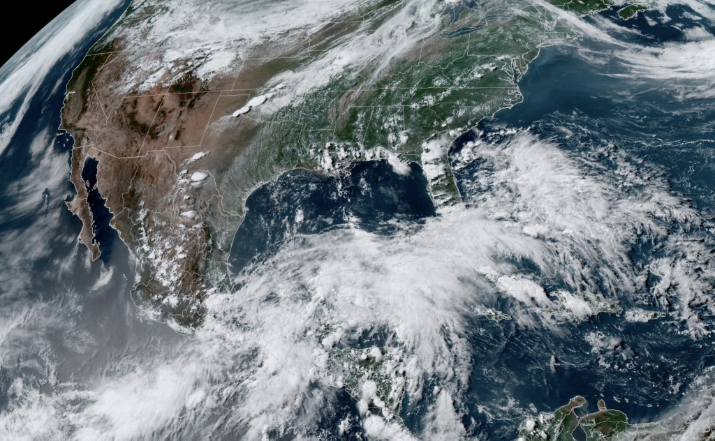 Imagem do satélite da Administração Nacional Oceânica e Atmosférica (NOAA) mostra o furacão Agatha sobre o México