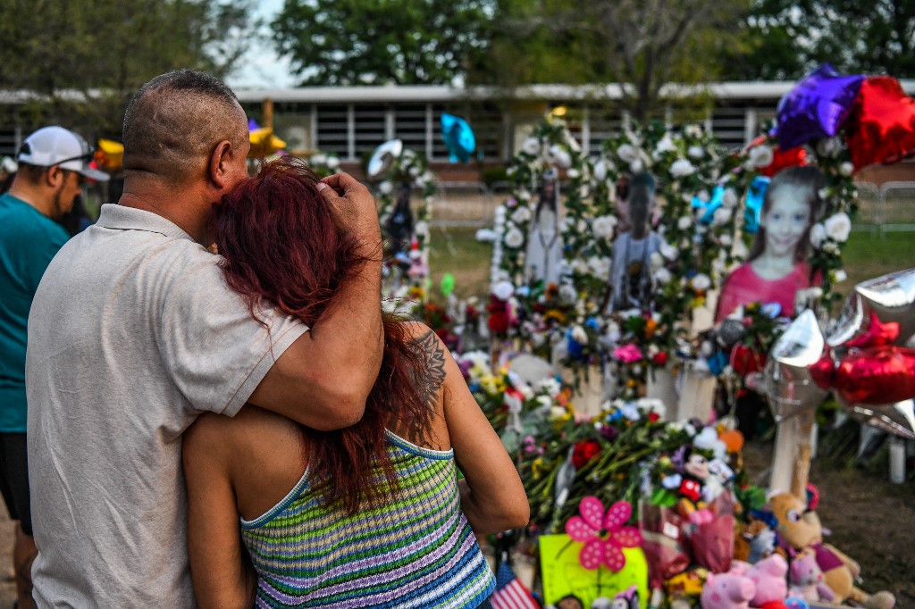 Pessoas prestam homenagem às vítimas do tiroteio na Robb Elementary School, Texas