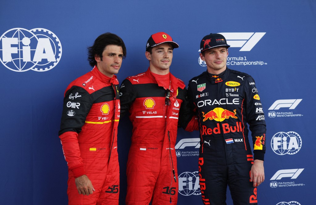 Carlos Sainz e Charles Leclerc, da Ferrari, e Max Verstappen, da Red Bull