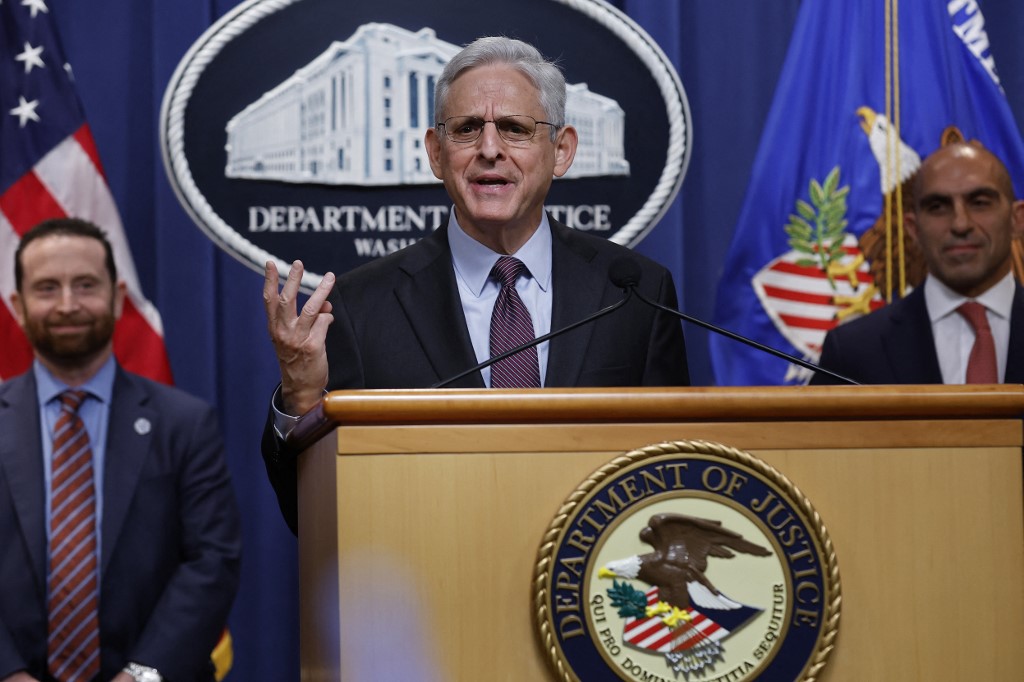 O procurador-geral Merrick Garland (C) anuncia a resolução de uma investigação de suborno estrangeiro com a Glencore International AG, uma empresa anglo-suíça de commodities