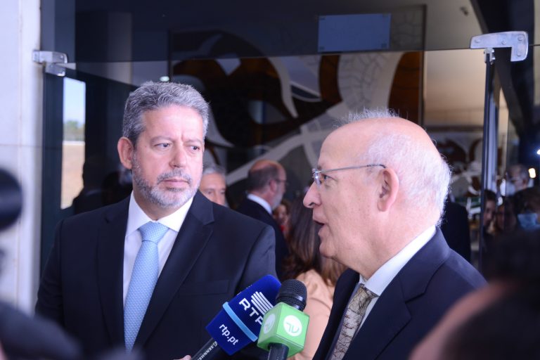 Presidente Arthur Lira (E) durante encontro com o presidente da Assembleia de Portugal (D)
