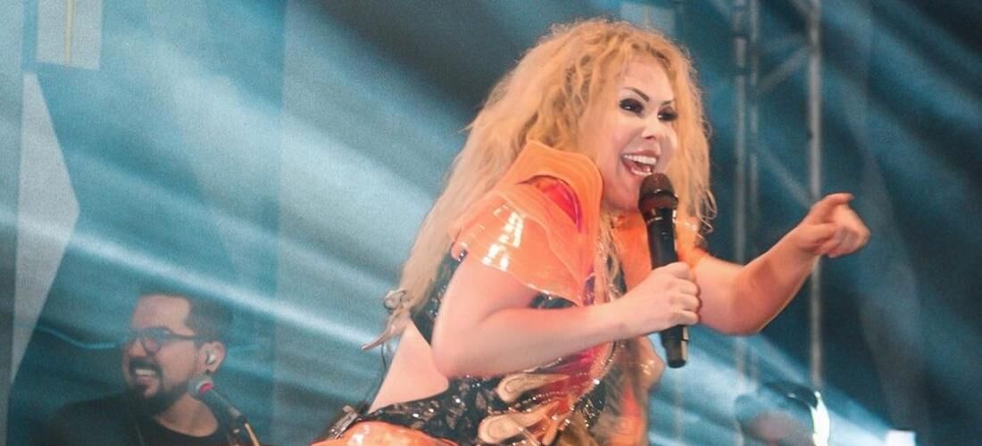 Joelma surge em show com rosto inchado