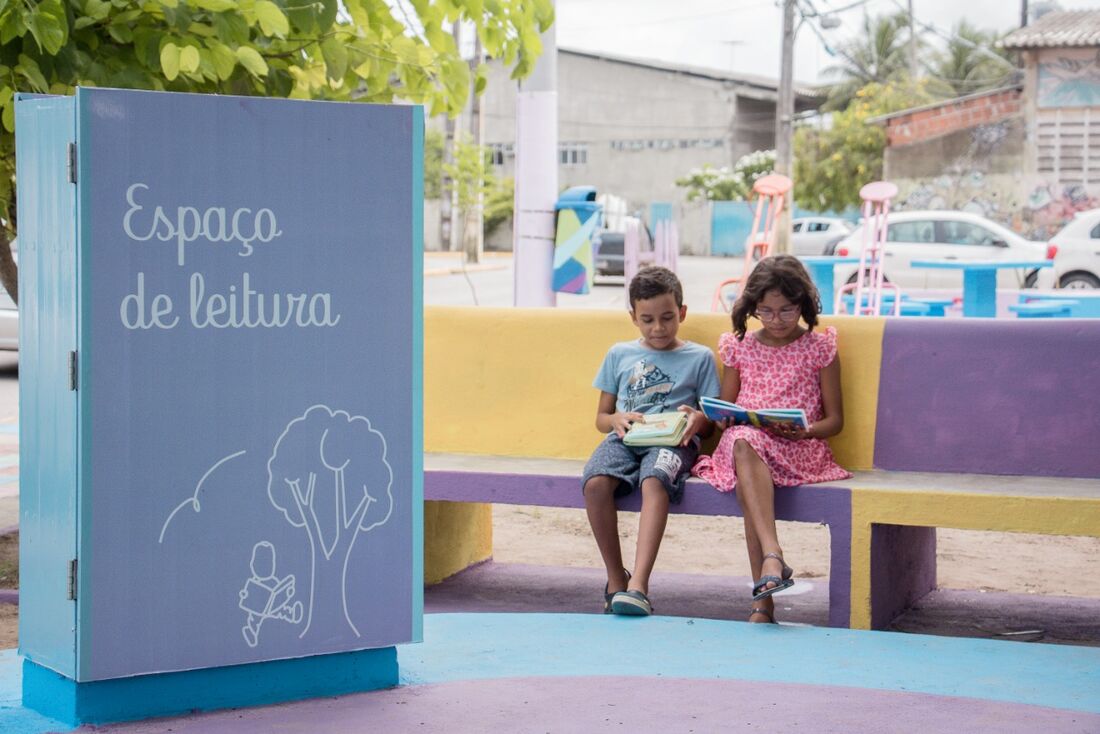 O projeto está sendo instalado em praças e ruas próximas a escolas municipais