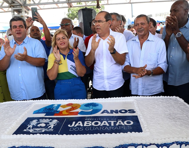 O prefeito Mano Medeiros fez o tradicional corte de bolo