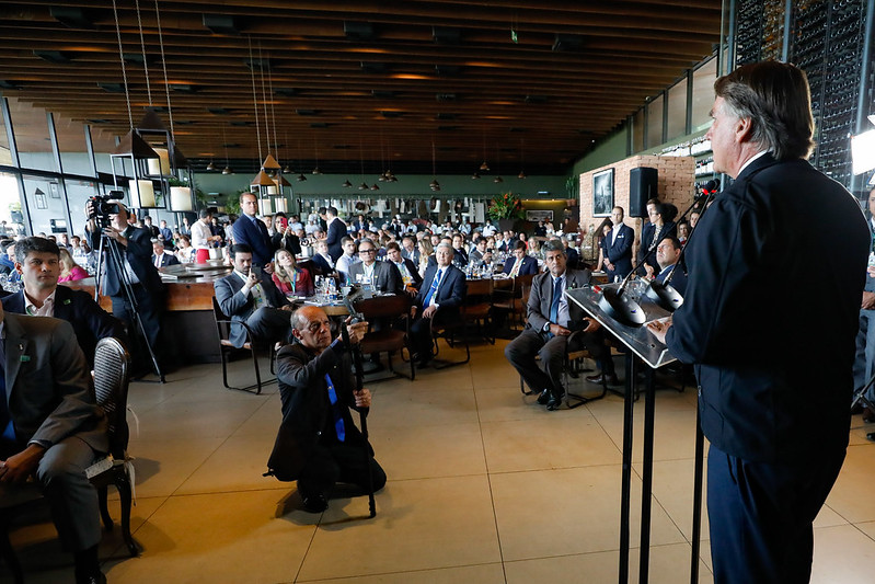 Bolsonaro participa do Congresso Mercado Global de Carbono