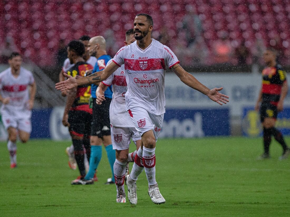 Anselmo Ramon comemora o gol marcado de pênalti