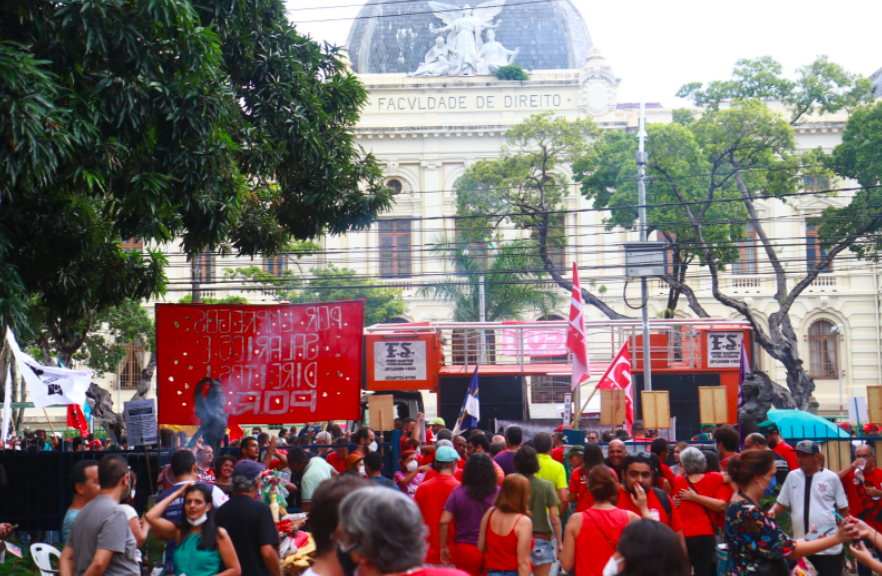 Manifestação de centrais sindicais e estudantes