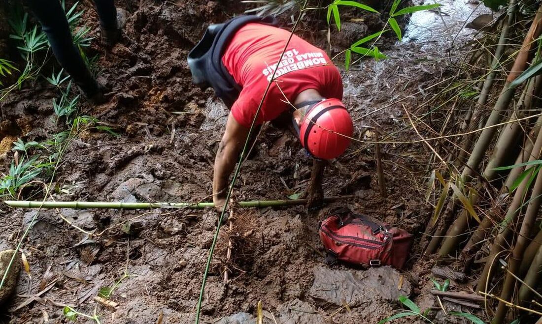 Corpo de Bombeiros de Minas Gerais localizou uma ossada em Brumadinho 