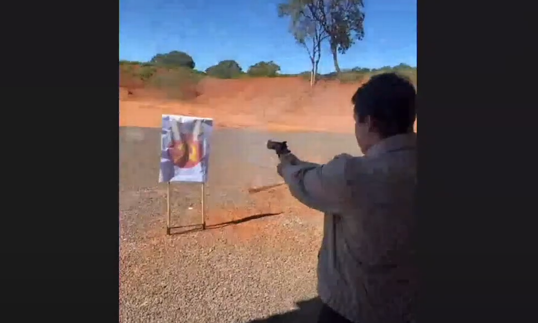 Deputado estadual João Henrique Catan faz tiro ao alvo em vídeo