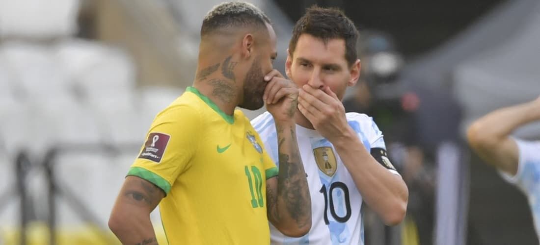 Neymar e Messi durante o jogo suspenso entre Brasil e Argentina