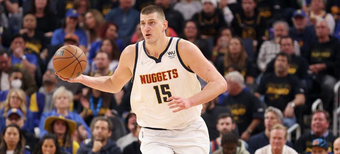 Nikola Jokic leva prêmio de MVP da NBA pela 2ª vez consecutiva