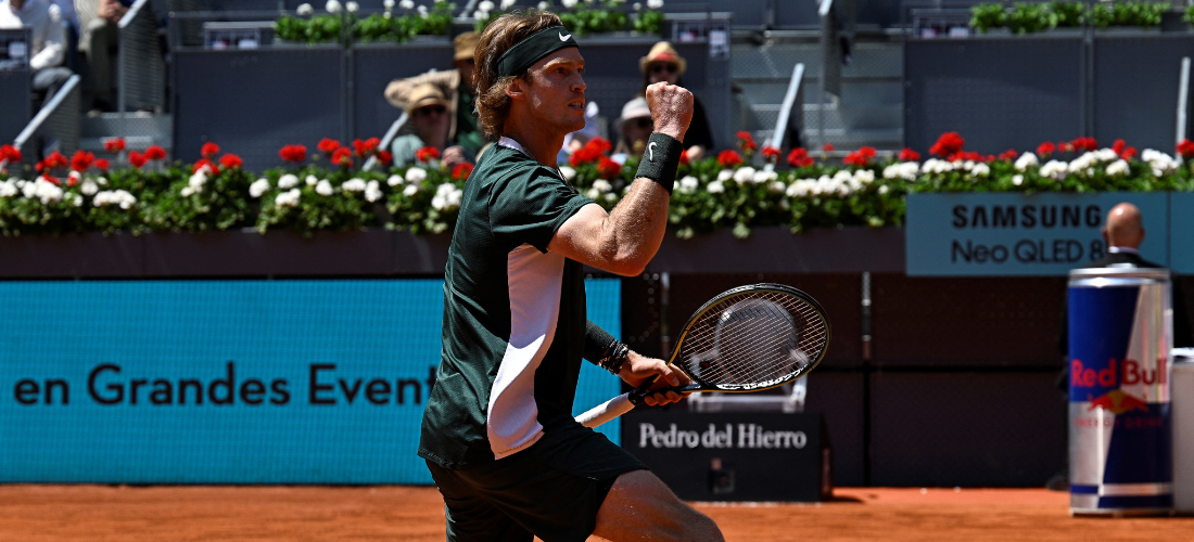 Tenista russo Andrey Rublev avança para as quartas de final do Masters 1000 de Madrid