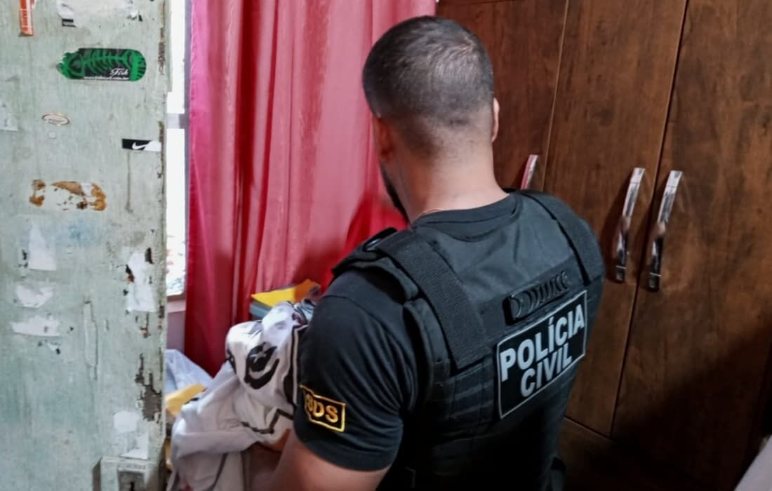 Polícia realizando uma das buscas de apreensão 