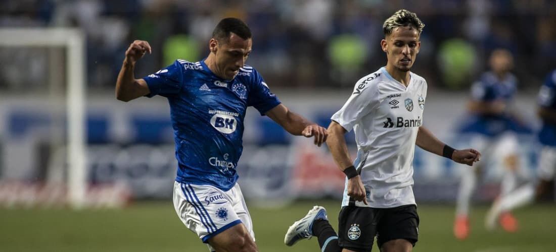 Jogadores de Grêmio e Cruzeiro 