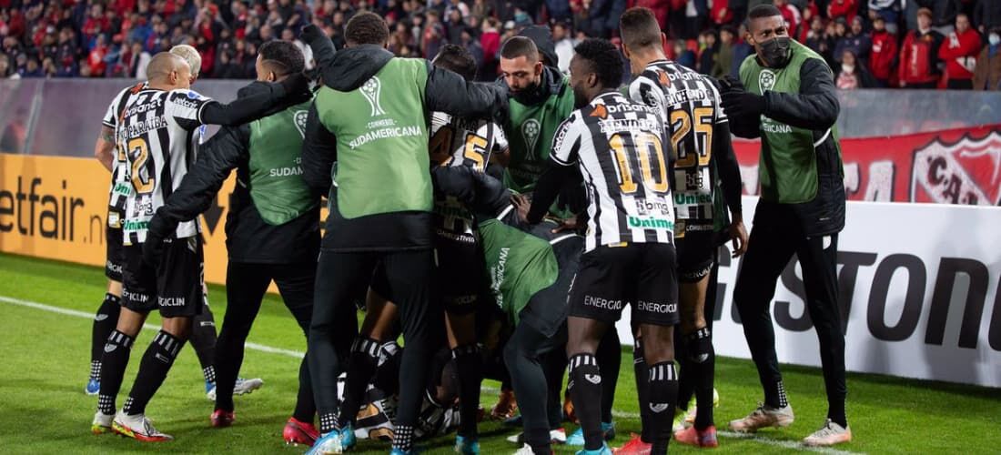 Jogadores do Ceará comemorando gol contra o Independiente