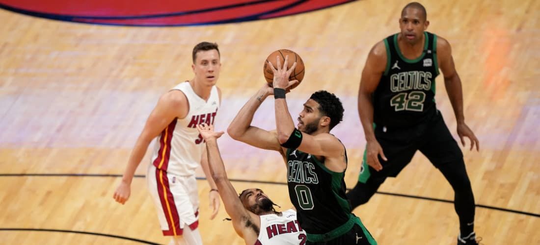 Jayson Tatum foi um dos destaques do Celtics na vitória contra Miami