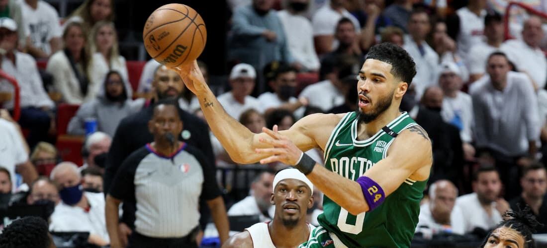 Boston Celtics bate Miami Heat e vai às finais da NBA contra