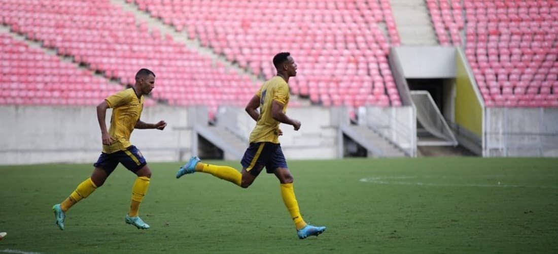 Franklin Mascote, autor de dois gols na vitória do Retrô por 3 a 0 diante do Icasa